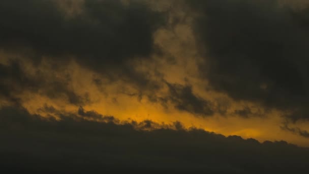 Pôr do sol dourado atrás de nuvens escuras — Vídeo de Stock