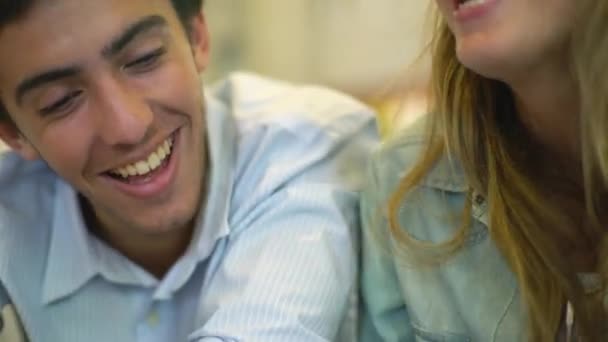 Couple utilisant une tablette numérique 