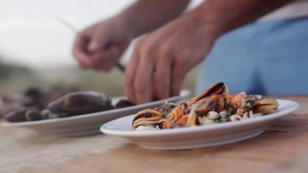 Frisch gekochte Miesmuscheln aus den Schalen entfernen — Stockvideo