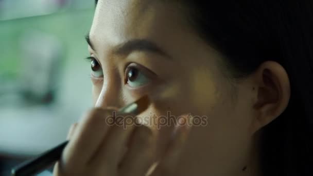 Make-up-Artist trägt Concealer auf — Stockvideo