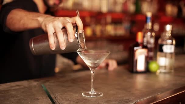 Barmen dökme cosmopolitan — Stok video