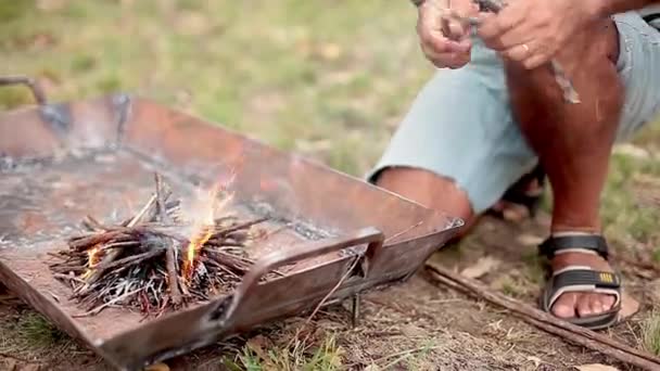 Preparación de fuego para asar carne — Vídeo de stock