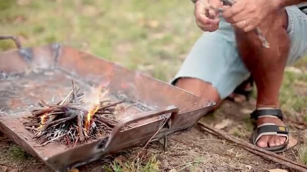 Voorbereiding van vuur om te grillen van vlees — Stockvideo