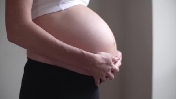 Крупный план беременной женщины — стоковое видео