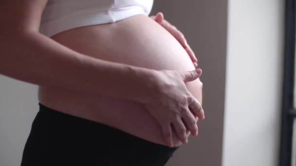 Primer plano de la mujer embarazada — Vídeo de stock