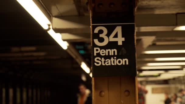 Primer plano de la señal de metro que identifica Penn Station — Vídeos de Stock