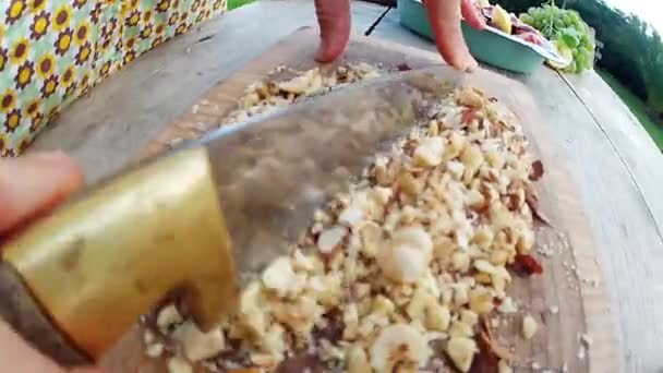 Mujer picando almendras — Vídeos de Stock