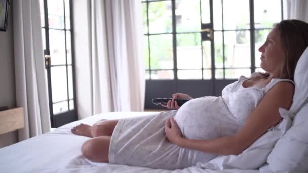 Mujer embarazada descansando en la cama — Vídeo de stock