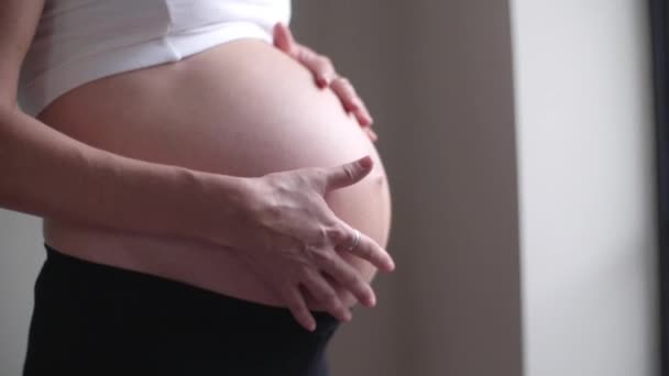 Primer plano de la mujer embarazada — Vídeo de stock