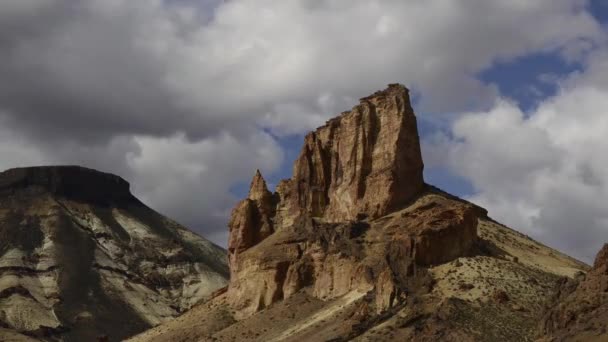 Formación dentada de rocas — Vídeo de stock