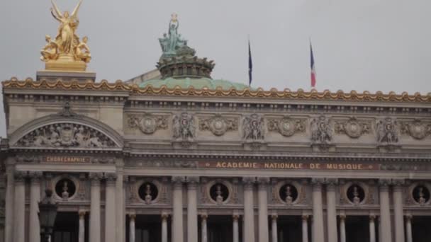 Toeristen lopen in de buurt van Opéra Garnier — Stockvideo