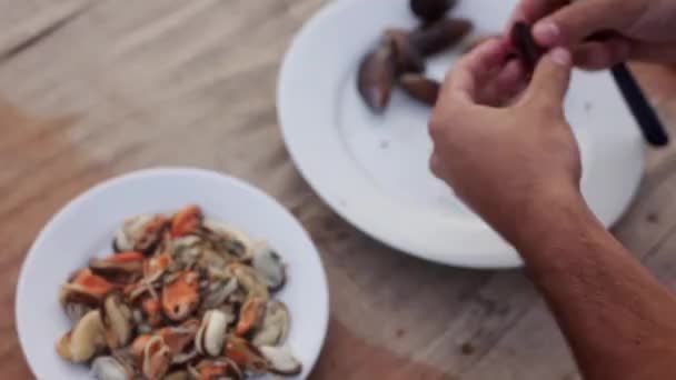 Preparación de mejillones frescos — Vídeo de stock