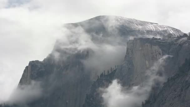 Tijd lapse uitzicht op Half Dome — Stockvideo