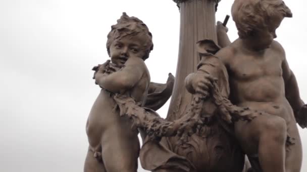 Lampan post statyer dekorera bron — Stockvideo