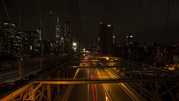 Tráfico nocturno en el puente de Brooklyn — Vídeo de stock