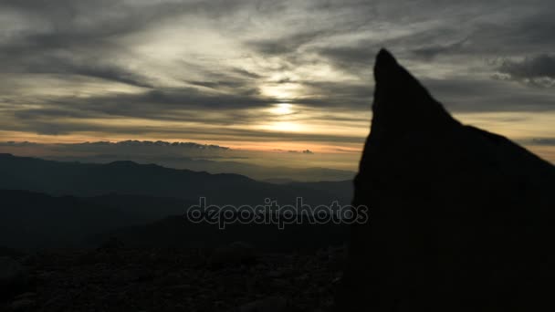 Impresionante puesta de sol detrás de las montañas — Vídeos de Stock