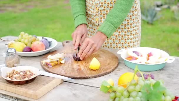 Kadın kesme incir açık havada — Stok video