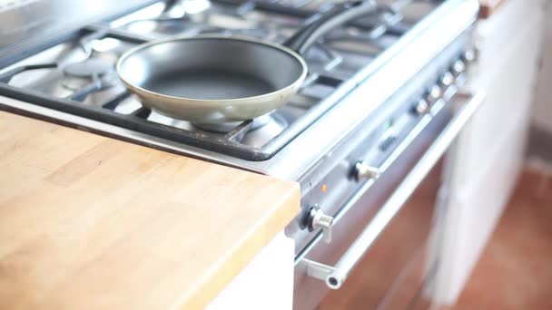 Mujer poniendo postre de frutas en el horno — Vídeos de Stock