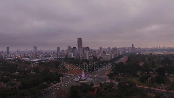 Monumento no cruzamento de trânsito — Vídeo de Stock