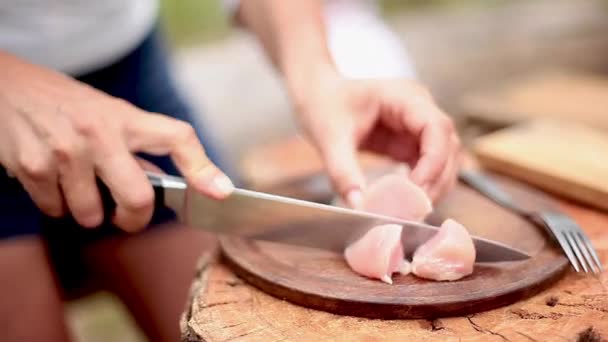 Подготовка куриной грудки для приготовления пищи — стоковое видео