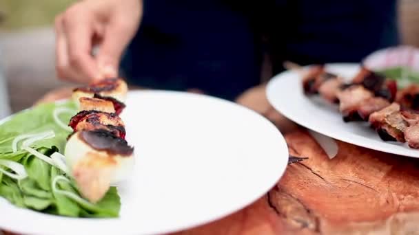 Servir des brochettes de viande avec salade latérale — Video