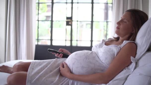 Mujer embarazada acostada en la cama — Vídeo de stock