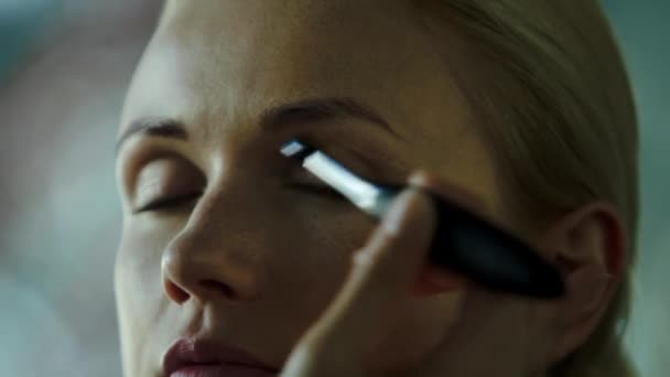 Maquillaje artista aplicando sombra de ojos — Vídeos de Stock