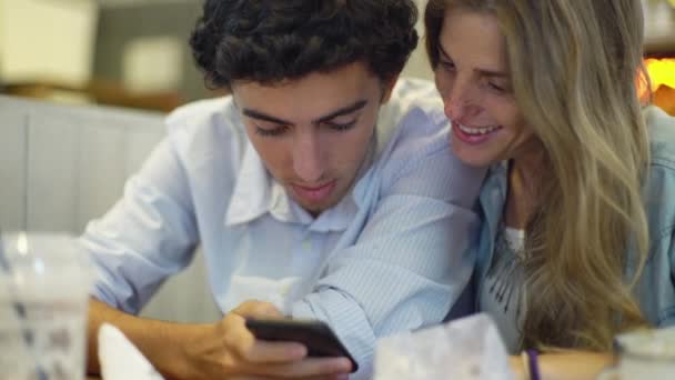 Casal olhando para smartphone juntos — Vídeo de Stock
