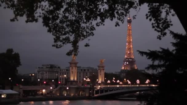 Eiffel-tornet och seine floden — Stockvideo