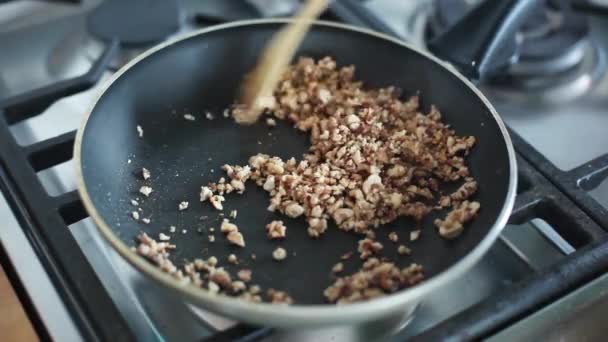 Mujer revolviendo nueces picadas — Vídeo de stock