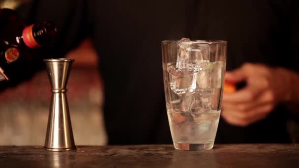 Üçlü sn kadeh buz üzerine dökülen barmen — Stok video