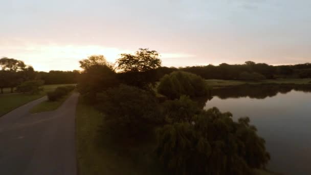 Vue aérienne du lac et du terrain de golf  