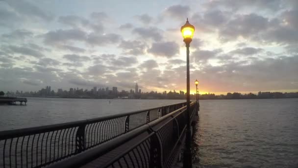 Hudson River, respaldado por la ciudad de Nueva York, Nueva York, EE.UU. — Vídeo de stock