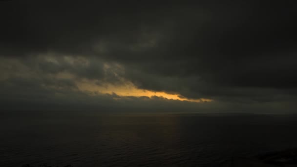 Último trozo de puesta de sol visible a través de la ruptura en nubes de tormenta oscura — Vídeos de Stock