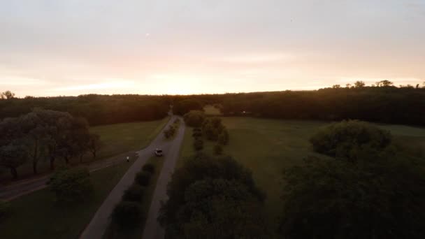 Дорога через спокійну сільську місцевість в сутінках — стокове відео