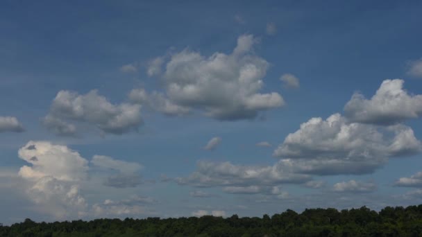 Σύννεφα στον γαλάζιο ουρανό — Αρχείο Βίντεο