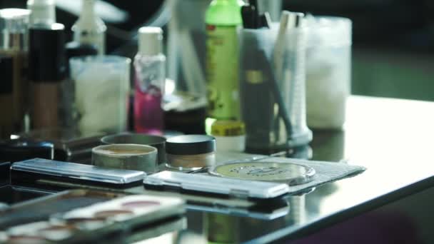 Artista de maquillaje usando productos cosméticos en la mesa — Vídeo de stock