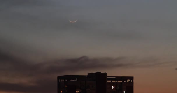 Luna creciente fondo oscuro — Vídeos de Stock