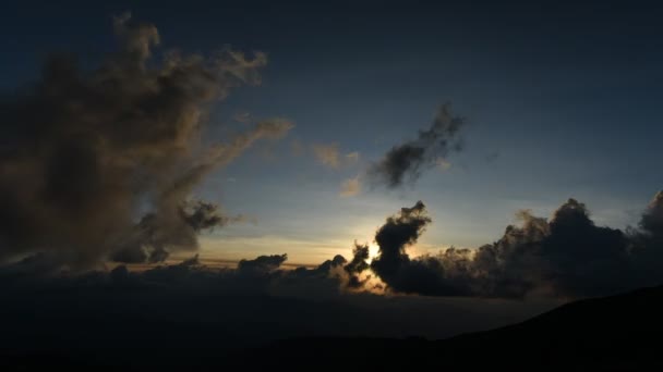 Ondergaande zon achter de wolken — Stockvideo