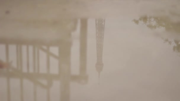 Отражение Эйфелевой башни — стоковое видео