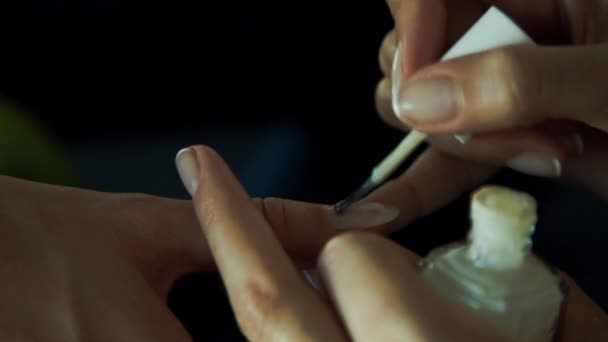 Mujer consiguiendo uñas pintadas — Vídeos de Stock
