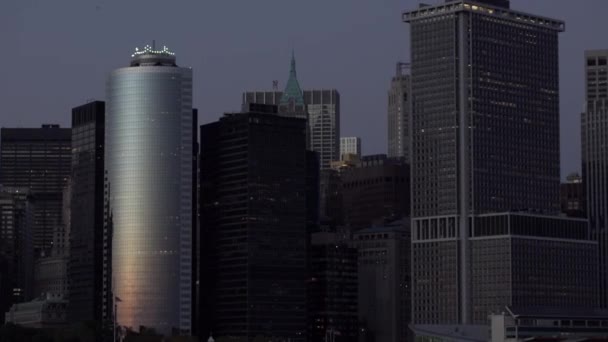 Manhattan gökdelenler alacakaranlıkta — Stok video