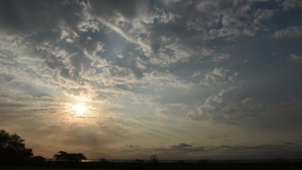 El lapso de tiempo del cielo nocturno dramático — Vídeo de stock