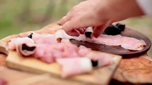 Pflaumen in Prosciutto gewickelt — Stockvideo