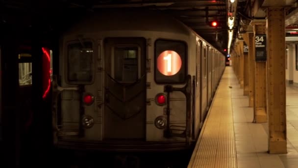 Treno della metropolitana che lascia la piattaforma deserta a Penn Station — Video Stock