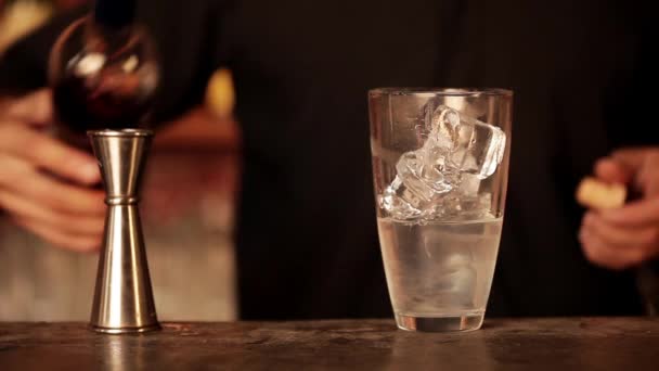 Bartender adicionando tiro de suco de cranberry ao coquetel — Vídeo de Stock