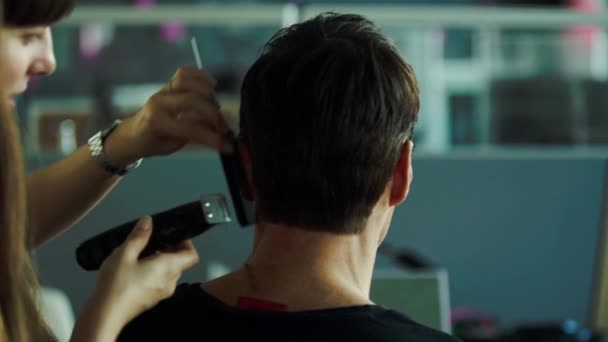 Hairdresser trimming man's hair — Stock Video