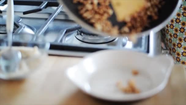 Mujer transfiriendo nueces picadas cocidas — Vídeos de Stock