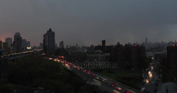 Κυκλοφορίας σε υπερυψωμένο οδόστρωμα, Μπρούκλιν, Νέα Υόρκη — Αρχείο Βίντεο