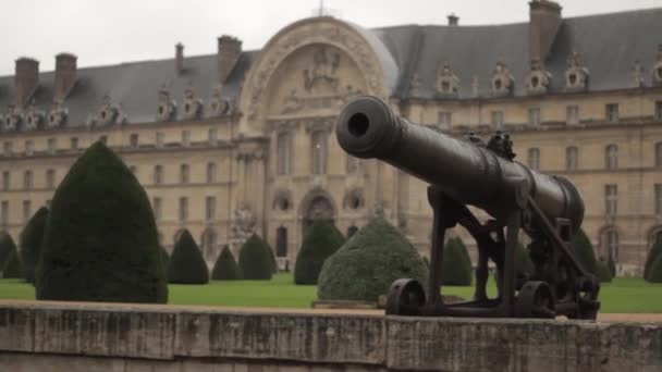 Cañón histórico en el Museo de Armee — Vídeo de stock